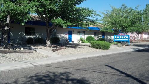 Lulu's Sleep Ezze Motel - featured photo