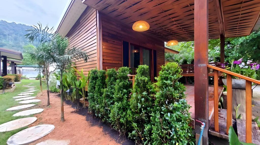 Coconut Lanta Resort @Klong Dow beach pet-friendly hotel Ko Lanta