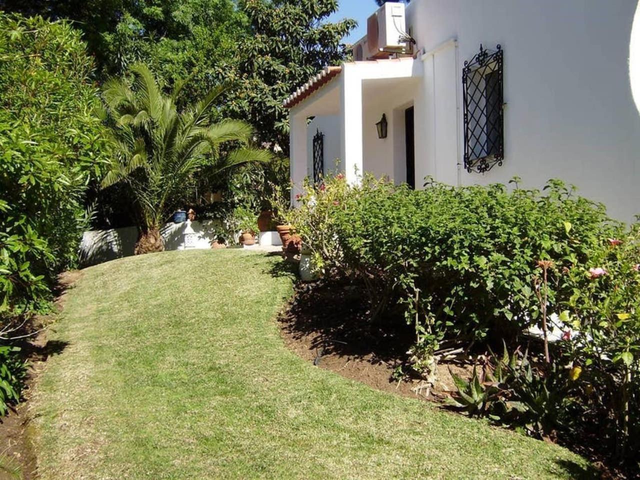 Beautiful Portuguese Villa Casa Das Buganvillas 3 Bedrooms Close To Praca — 4-Star Luxury Hotel in Almancil, Portugal
