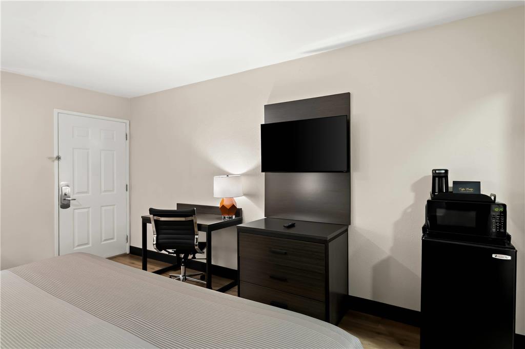 Quality Inn & Suites - photo 17