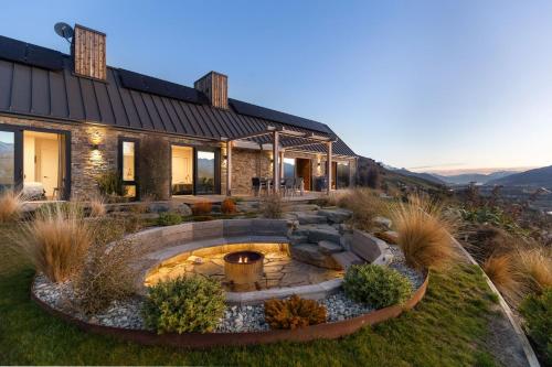 Sicilian Luxury Retreat Main House and Loft — 4-Star Luxury Hotel in Queenstown, New Zealand