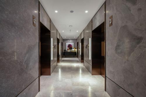 West Side Place 2BR with Pool Sauna Gym and Luxe Living — 4-Star Luxury Hotel in Melbourne, Australia