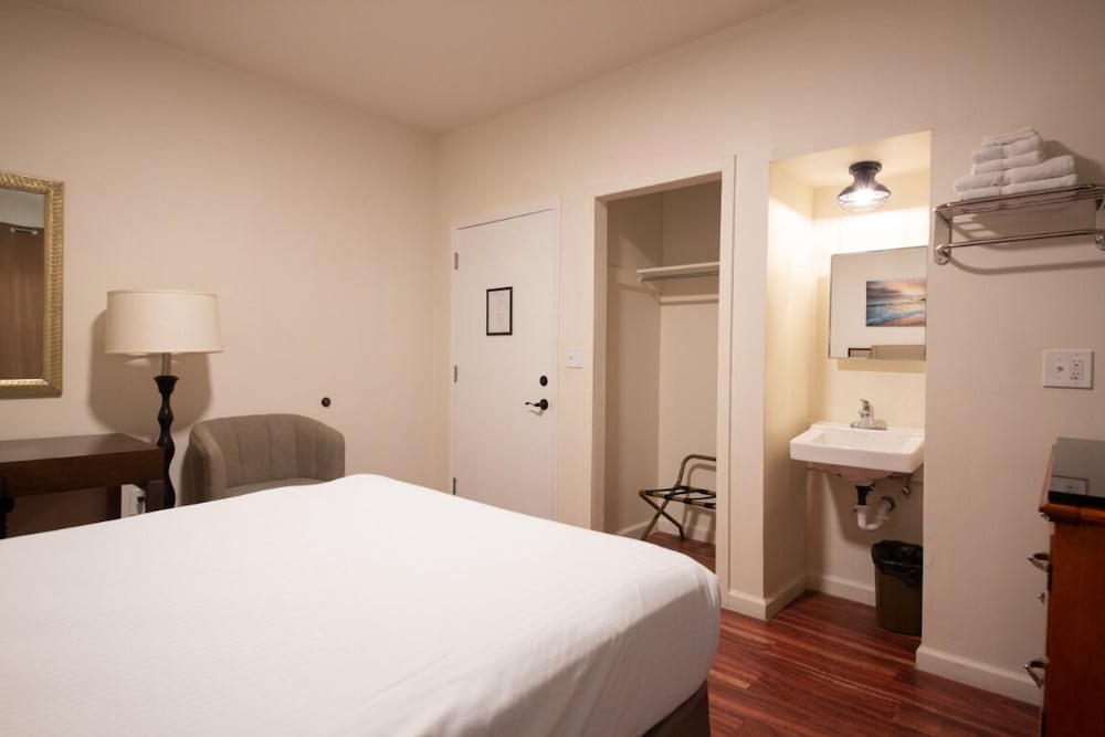Anchor Pointe Inn - photo 26