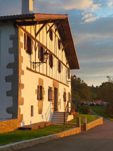 Saskarate - carbon neutral hotel in Asteasu