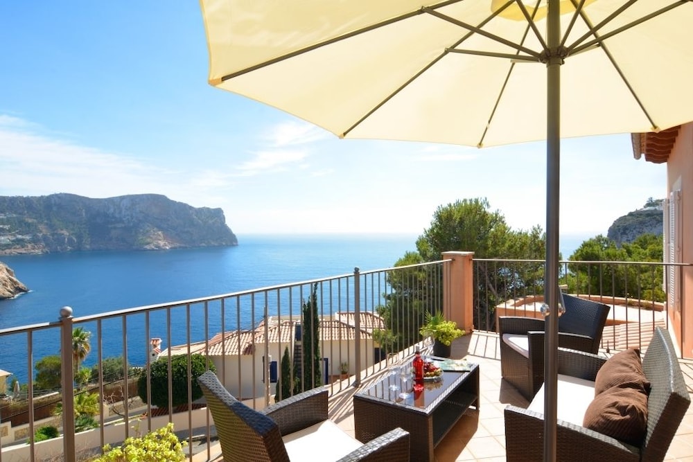 Villa with incredible sea views and pool — 4-Star Luxury Hotel in Andratx, Spain