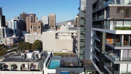 Luxury 2BR Sky Suite City Views & Prime Location