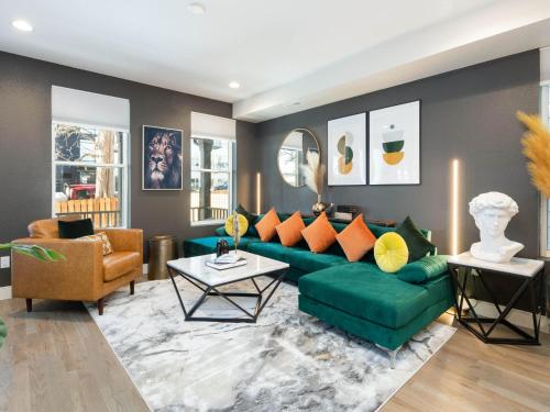 Stunning 3BD 3.5 BA 10 Min to Downtown Garage — 4-Star Luxury Hotel in Denver, United States