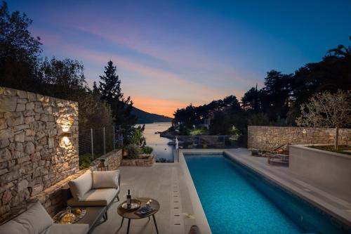 Beachfront Villa Grain of Salt with Pool — 4-Star Luxury Hotel in Vela Luka, Croatia