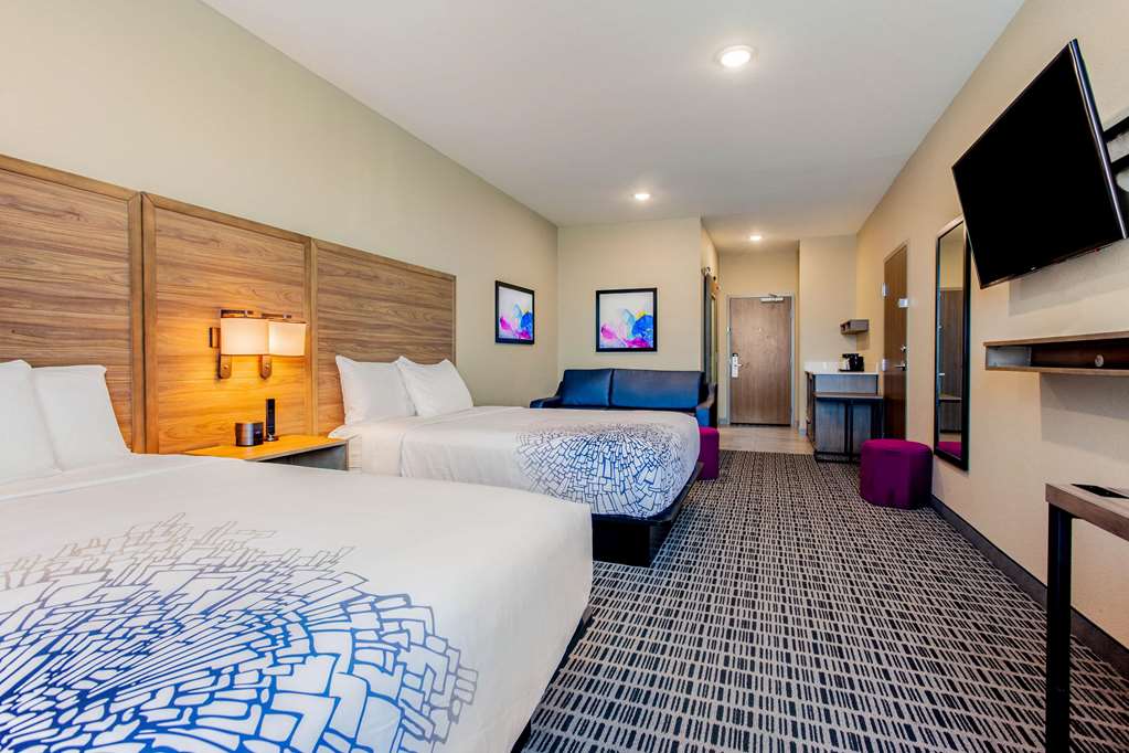 La Quinta Inn & Suites by Wyndham San Antonio Alamo City - photo 17
