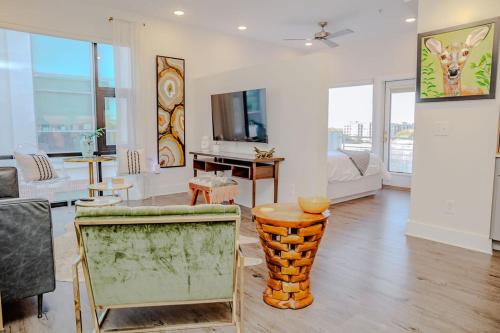 The Hive 302 King with Balcony in Wilmington, United States