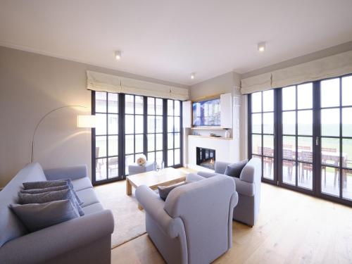 Reetland am Meer LuxusPlus Reetdachvilla mit 4 Schlafzimmern und Kamin G09 — 4-Star Luxury Hotel in Dranske, Germany