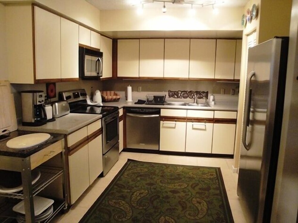 Hibiscus Oceanfront Resort - photo 13