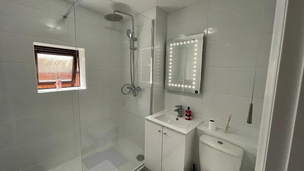 Riverview 1 Bed Apartment with Parking by Cozynest