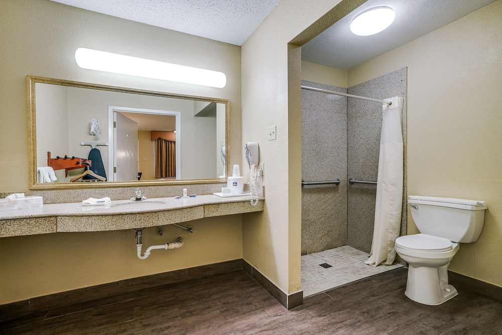 Quality Inn & Suites Dallas Cityplace - photo 13