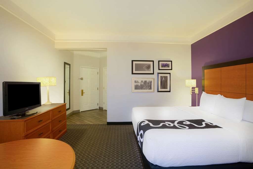 La Quinta Inn & Suites by Wyndham St. Louis Westport - photo 26