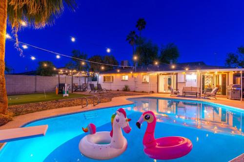 Sunshine Oasis Heated Pool Mini Golf Sleeps 12 in Scottsdale, United States