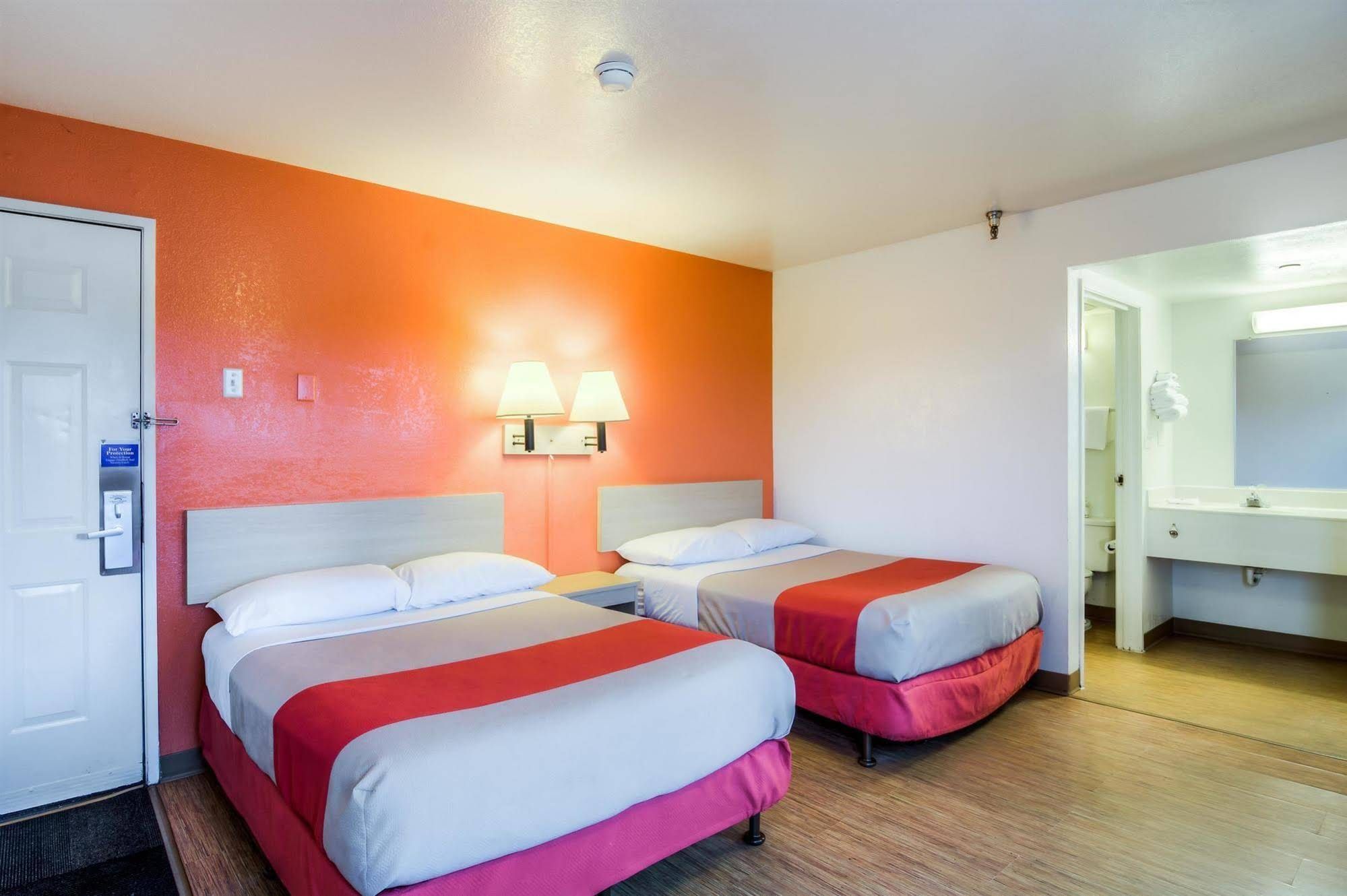 Motel 6 Chicago Elk Grove - photo 13