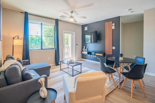 Quaint 2BR Uptown Biltmore Gym Pool Parking WD — 4-Star Luxury Hotel in Phoenix, United States