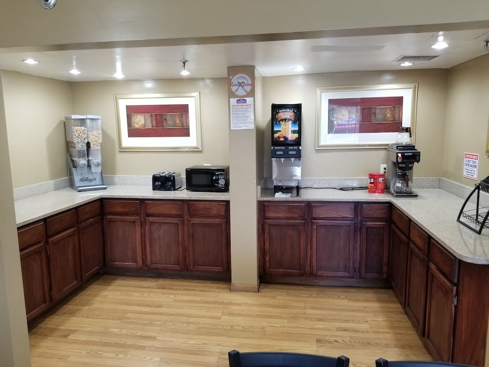 Travelodge by Wyndham Lansing IL - photo 18