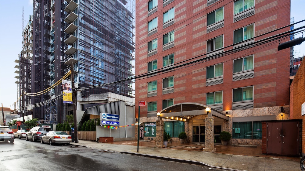 Best Western Queens Court Hotel - carbon neutral hotel in Flushing