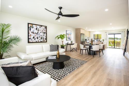 Black Vanilla Stylish Symphony 3miles Downtown — 4-Star Luxury Hotel in Naples, United States