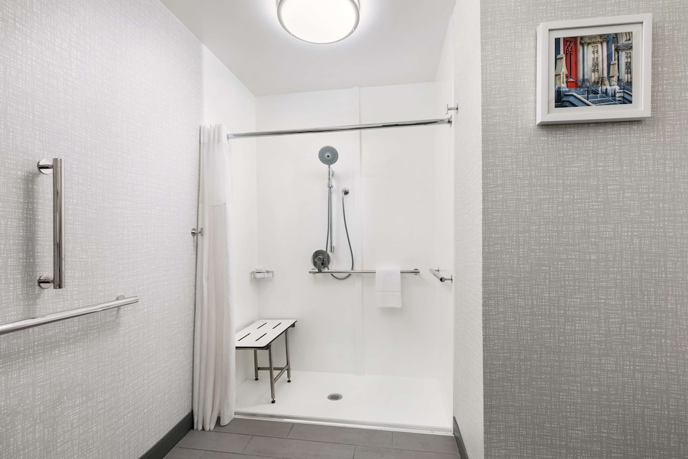 Hampton Inn & Suites Baltimore Inner Harbor - photo 26