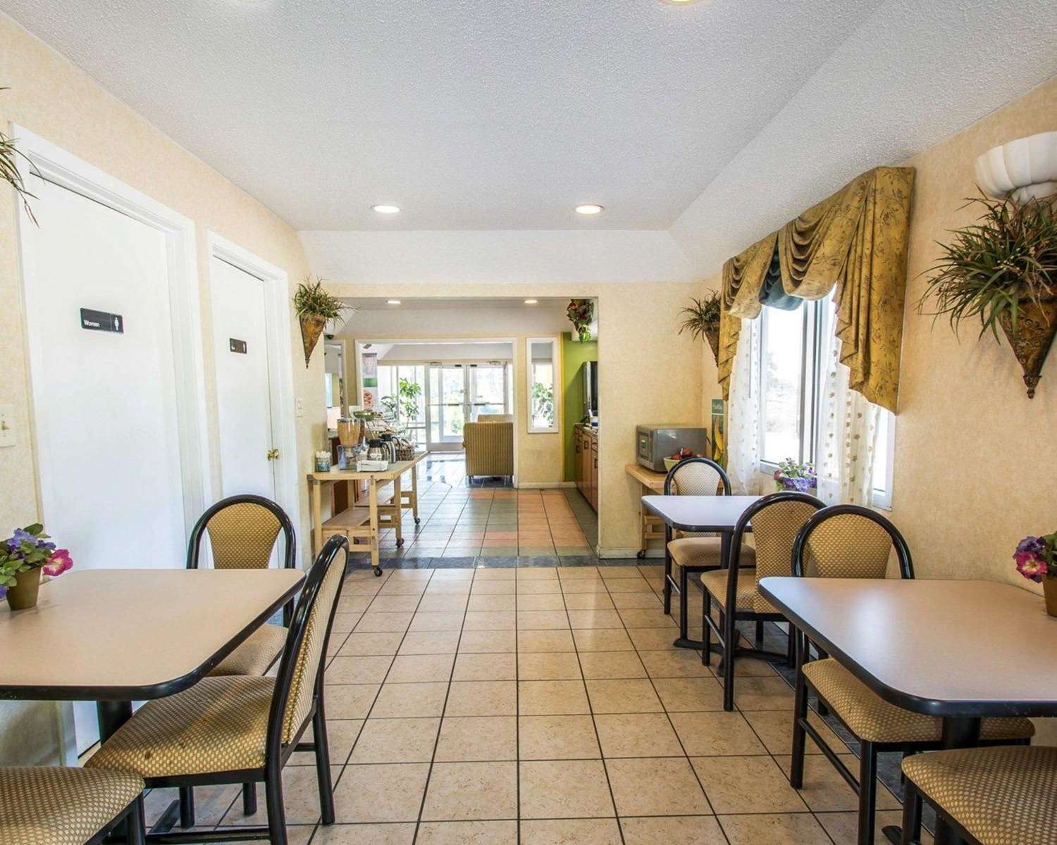Red Roof Inn Evergreen - photo 8