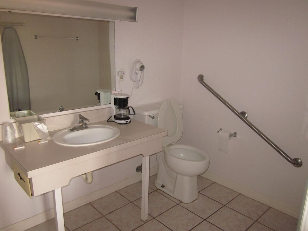 Westmont Inn Lakeland - photo 16