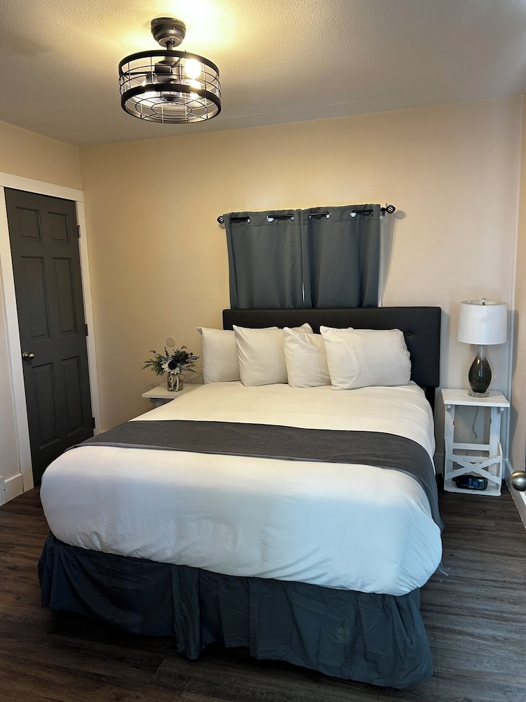 Lamplighter Cabins & Suites - photo 32