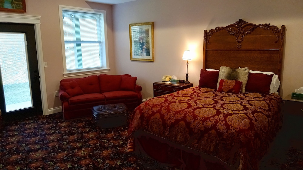 Hearthstone Elegant Lodge by the River - photo 15