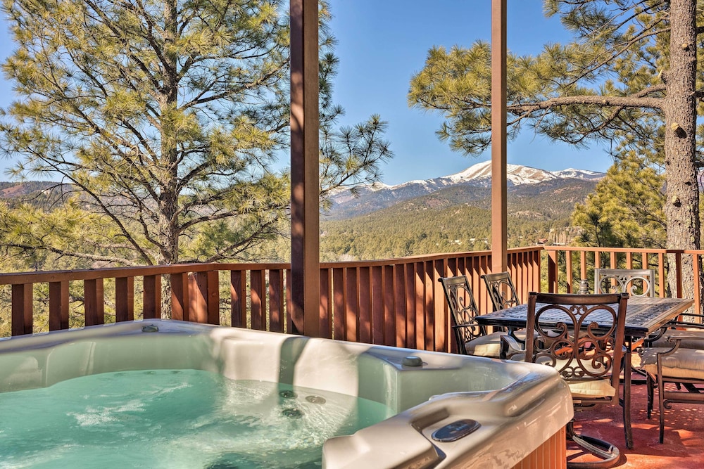 Ruidoso Condo with 2 Private Decks And Hot Tub — 4-Star Luxury Hotel in Ruidoso, United States
