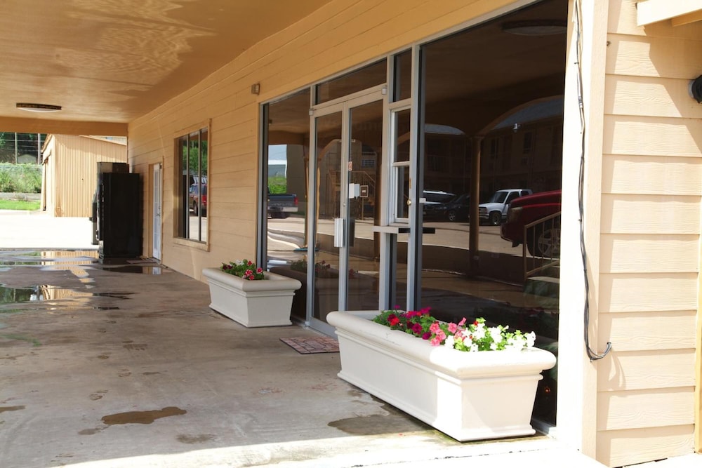 Coach Light Inn Brenham - photo 23