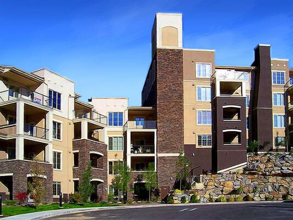 Pinnacle Pointe by DKRA — 4-Star Luxury Hotel in Kelowna, Canada