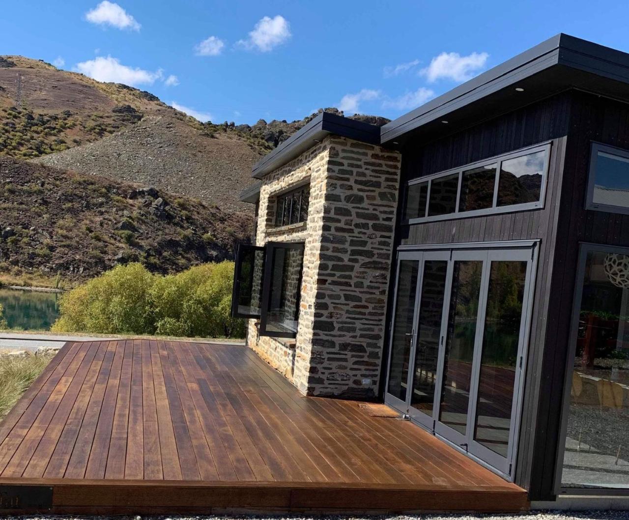 Lakefront Luxury in Old Cromwell New 3br Home — 4-Star Luxury Hotel in Cromwell, New Zealand