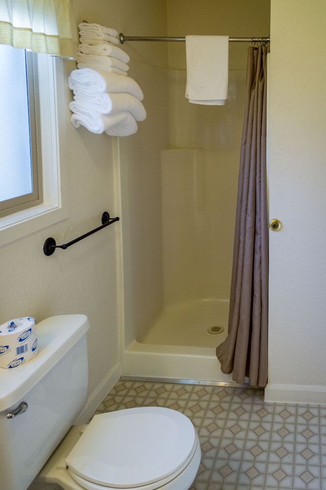 Green Gables Motel & Suites - photo 48