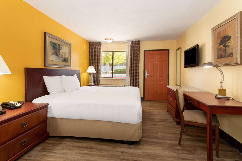 Travelodge by Wyndham Albuquerque East - photo 14