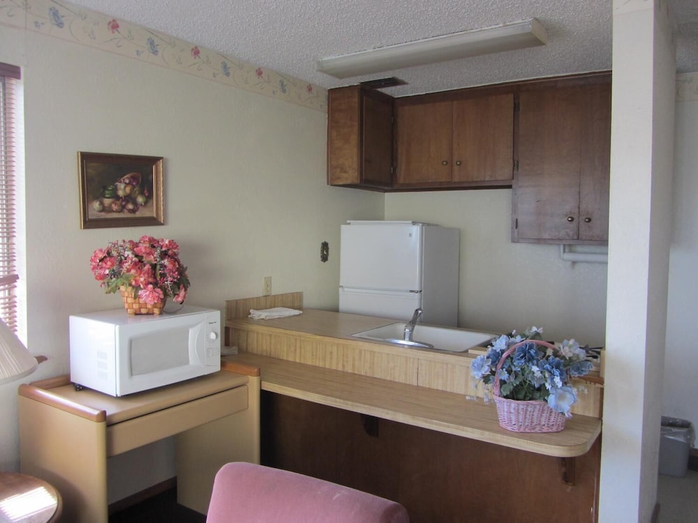 Warrick Plaza Inn - photo 13