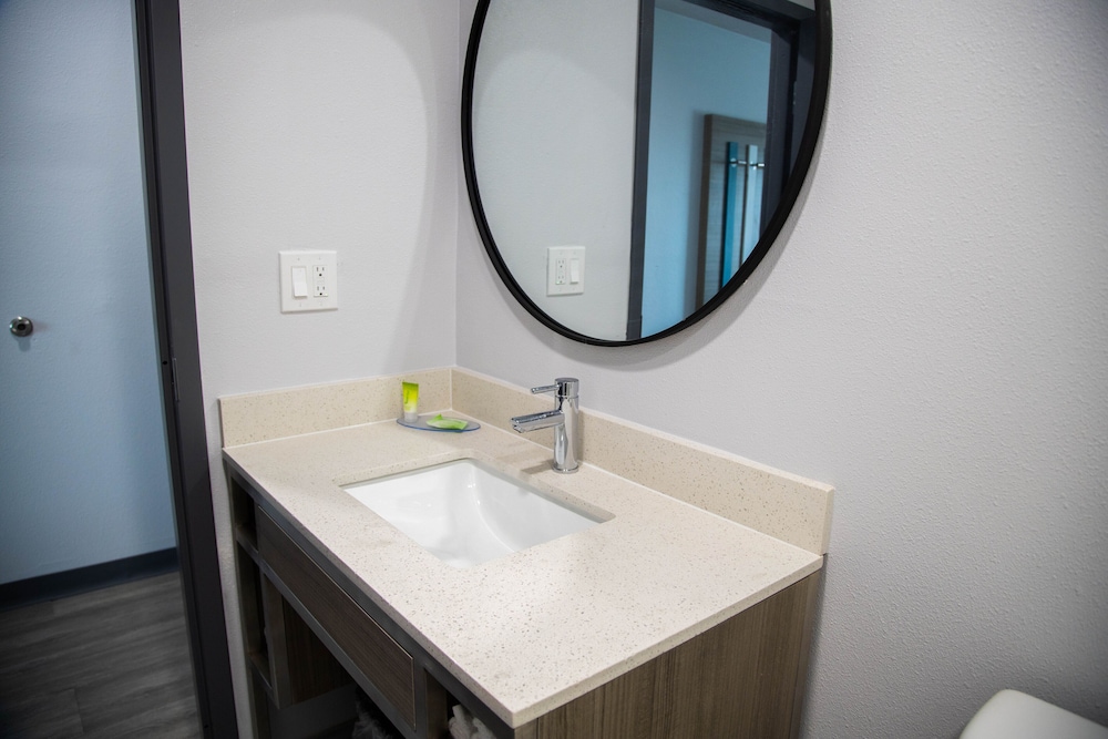 Econo Lodge Pico Rivera - photo 17