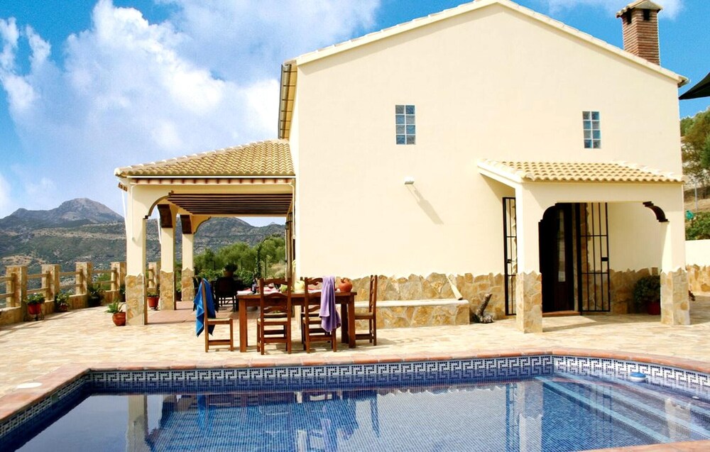 Comfortable Chalet in El Gastor with Private Pool — 4-Star Luxury Hotel in El Gastor, Spain