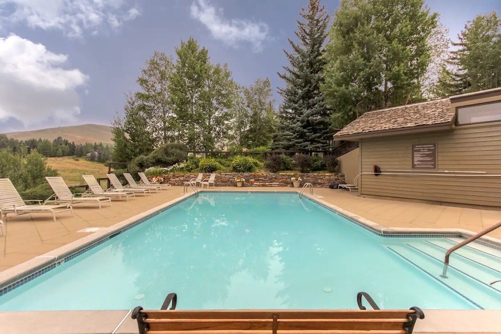 Bluff Condo Free Guest Passes to Elkhorn Resort Amenities Included — hotel in Sun Valley