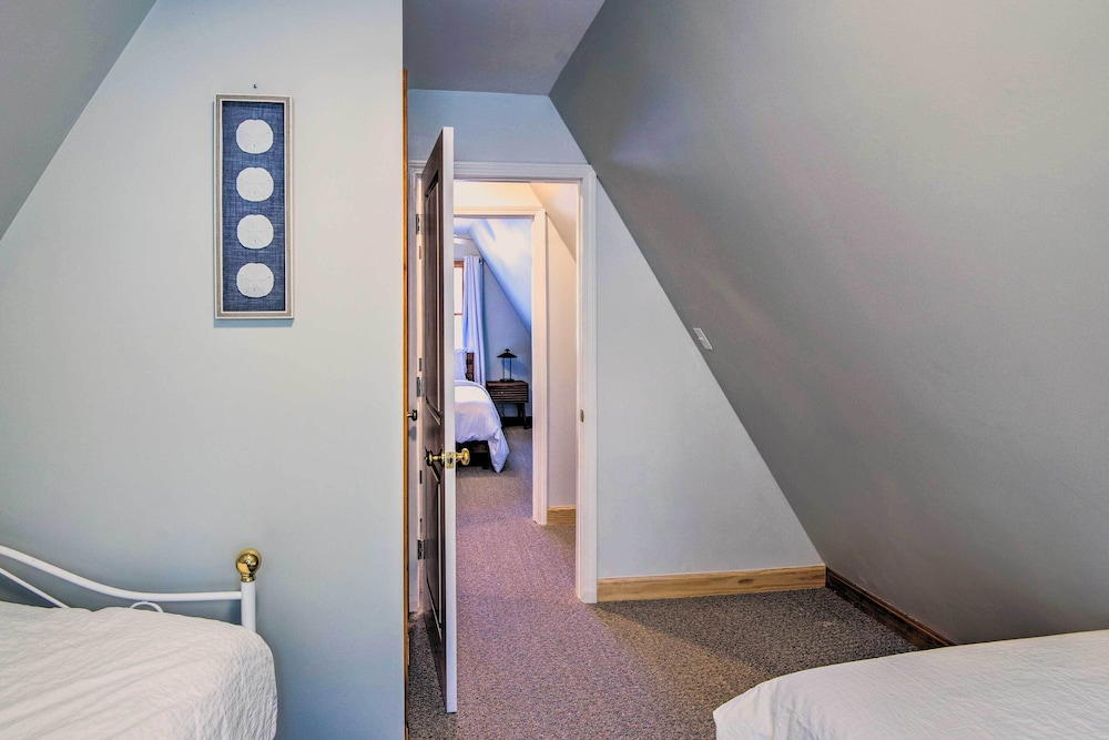 Lakefront Retreat with Kayaks Grill Fire Pit — 4-Star Luxury Hotel in Portsmouth, United States