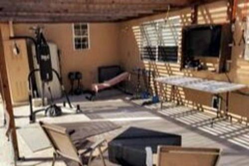 Stylish 4 Bedroom Home Near Venice Beach with Backyard BBQ — 4-Star Luxury Hotel in Los Angeles, United States