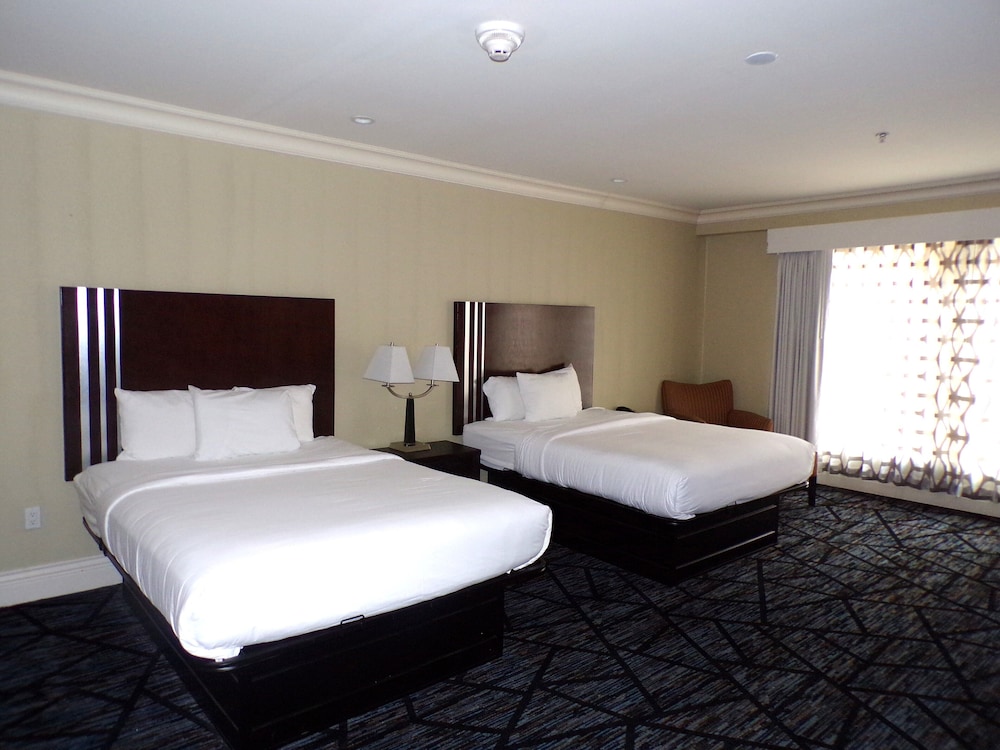Niagara Crossing Hotel & Spa - photo 12