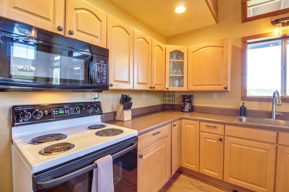 Mtn View Hilltop Hideaway with Deck in Show Low in Show Low, United States