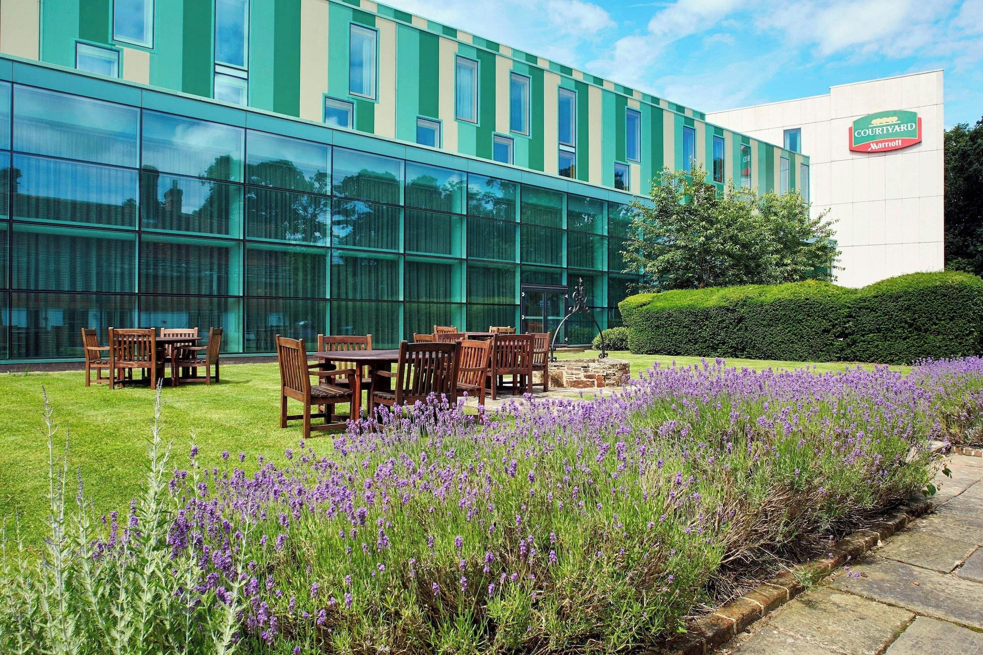 Courtyard by Marriott London Gatwick Airport — 4-Star Luxury Hotel in London, United Kingdom