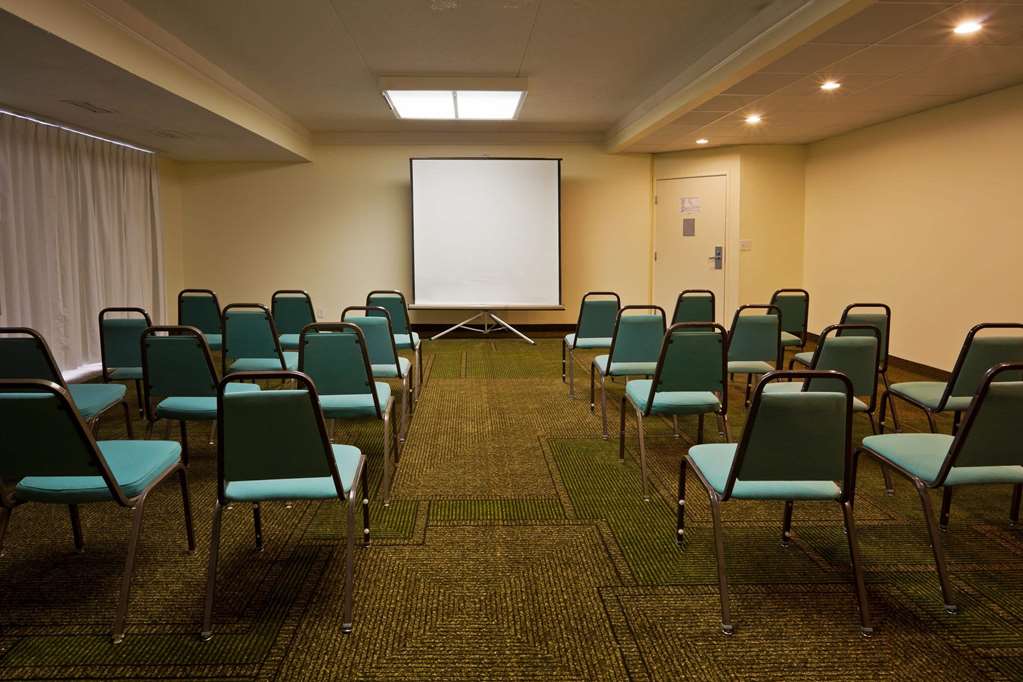 La Quinta Inn & Suites by Wyndham St. Pete Clearwater Airpt - photo 51