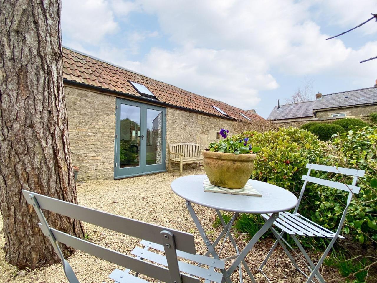 The Chicken Shed — 4-Star Luxury Hotel in Cold Ashton, United Kingdom