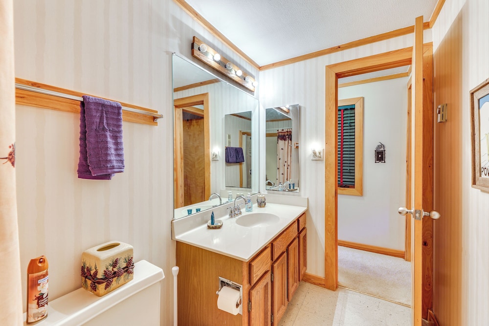 Located in Snowshoe Resort: Townhome w Deck - photo 17