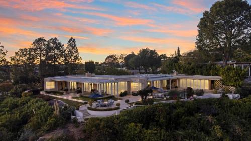 Trousdale Grand — 4-Star Luxury Hotel in Los Angeles, United States