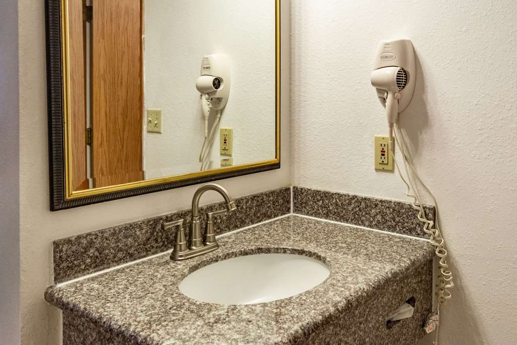 Econo Lodge Inn & Suites Madras - photo 23